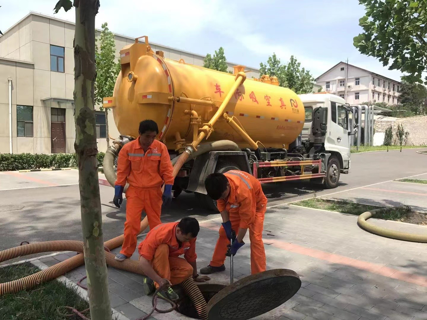 双阳管道疏通车停在窨井附近