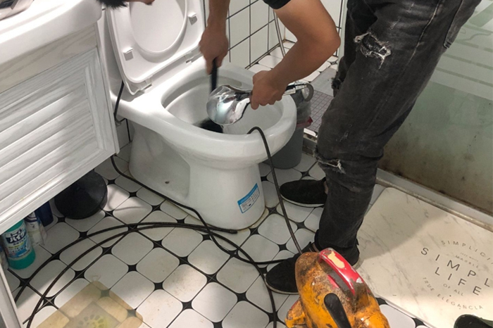 双阳马桶堵塞自己疏通还是找师傅?专业上门服务让你省时更省心